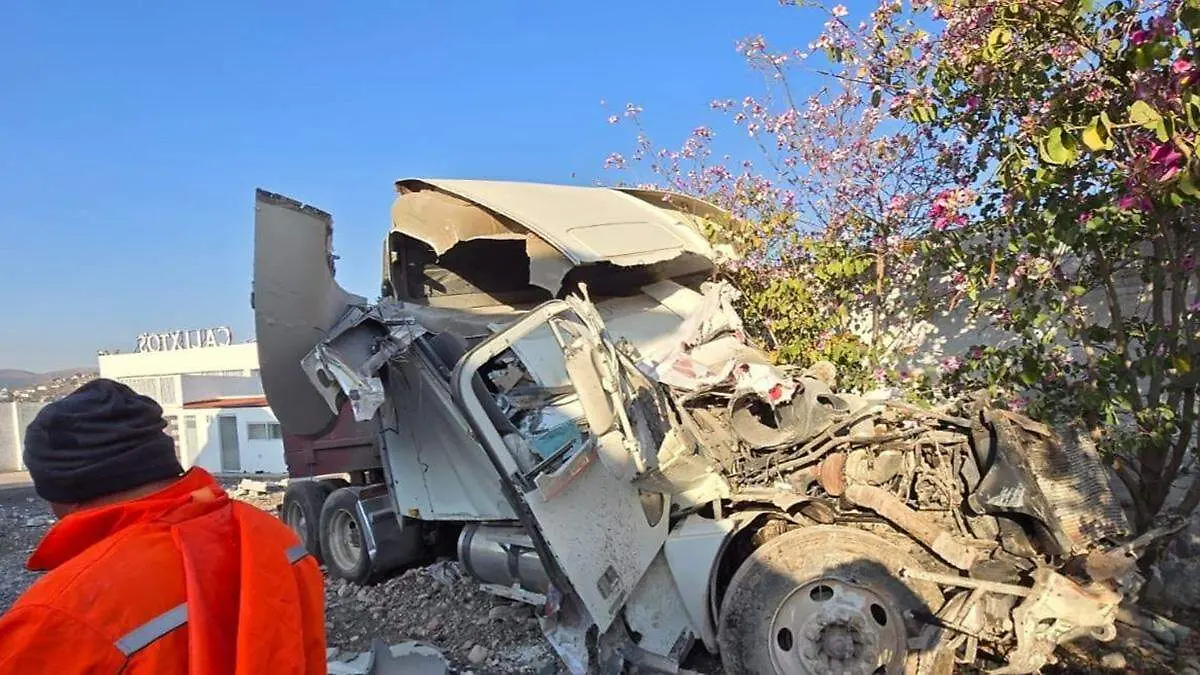 Un tractocamión con remolque terminó impactándose contra la barda de un restaurante ubicado sobre la autopista Vía Atlixcáyotl